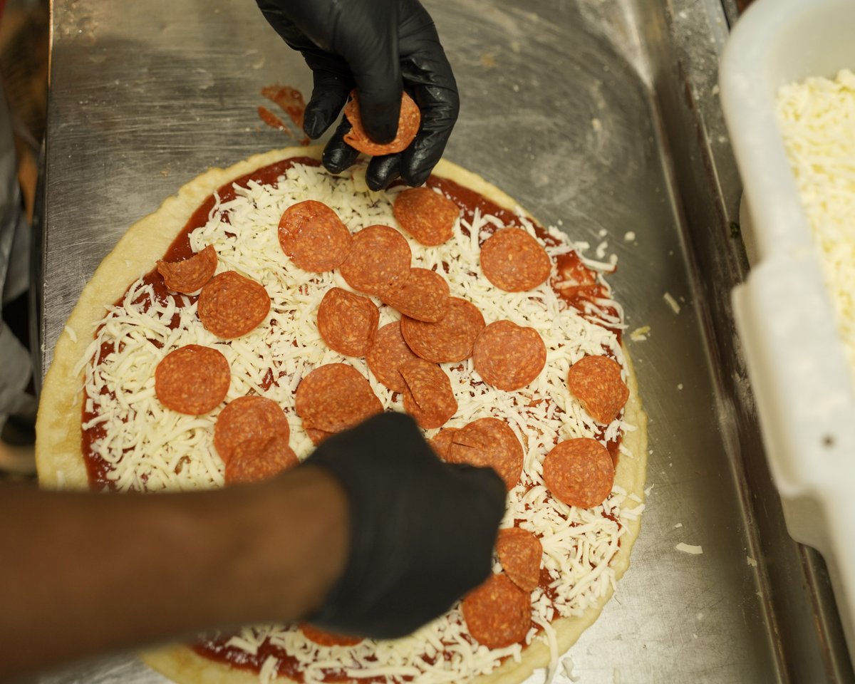 EddieandSams's tweet image. Built the right way, one pepperoni at a time 🍕🔥 Fresh dough + NY-style perfection at Eddie &amp;amp; Sam’s.
Grab a slice downtown Tampa or order now!
#EddiesAndSams #NYStylePizza #PepperoniLove #TampaFoodie #FreshPizza