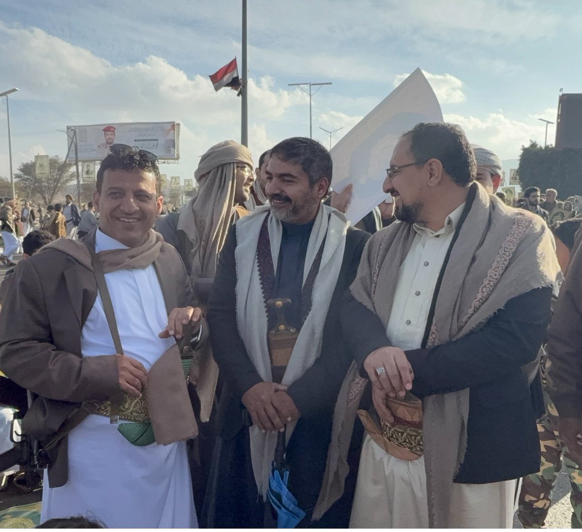 تلبيةً لنداء إمام الإسلام السيد/عبدالملك بدرالدين الحوثي يحفظه الله واعتصاماً بموقفه الشريف في الدفاع عن المقدسات خرج الشعب اليمني العزيز في أكثر من ألف ساحة كبرى تظللهم المصاحف في رسالة يمانية مفادها أن الصمت على الإساءة إساءة وأن القرآن واليمن المصطفوي لن يفترقا حتى قيام الساعة