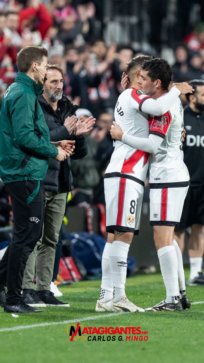 Kilómetros y mucho esfuerzo para un medio rayista humilde y modesto que cuenta con pocos medios, pero con toneladas de ilusión por seguir viviendo la aventura del Rayo Vallecano. Queremos seguir celebrando cumpleaños, goles con dedicatorias especiales y abrazos.