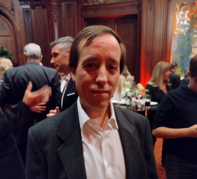 Hay que poner la cara de Marcelo Porcel en las nota, no del colegio porque fue en SU CASA