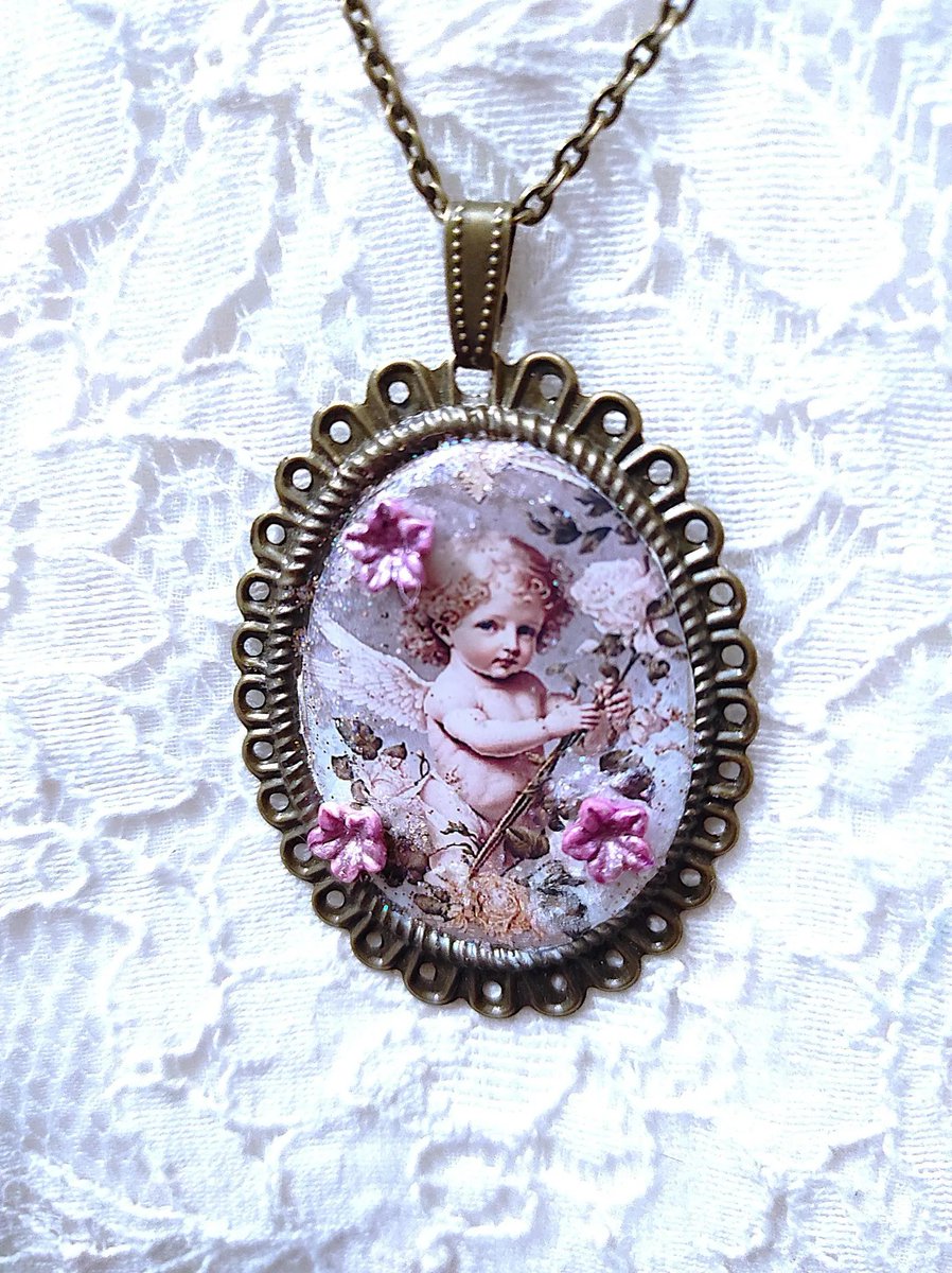 Collier angelot protecteur la pureté des anges dans le jardin de l'Eden, cadeau romantique et Shabby chic de chérubin enfant tendresse etsy.me/4qj9O7S via <a href="/Etsy/">Etsy</a> 
frenchjewelryvintage.etsy.com/listing/430712…
