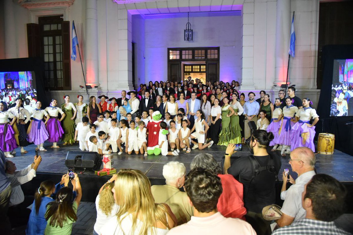 PedroCtes2025's tweet photo. “Este espacio logró dar oportunidades a artistas nóveles y consagrados”, resumió el vicegobernador @pedrobraillardp. Fue en el Cierre Anual de Actividades del Senado, que contó con espectáculos de sus elencos estables, paseo de emprendedores y distinciones a ciudadanos destacados https://t.co/dZZ2KoqgQv