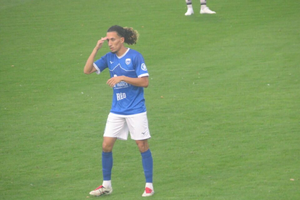 nationalfoot_'s tweet photo. 🔵⚪️  Buteur face au Stade Brestois en coupe de France Nassim Sabihi réalise une superbe saison avec l'US Avranches (N2) ! 

Ses stats : 
🥅 18 matchs
⚽️  8 buts
🎯  2 passes décisives

📸@Gazette50 https://t.co/w0SpArWUXk