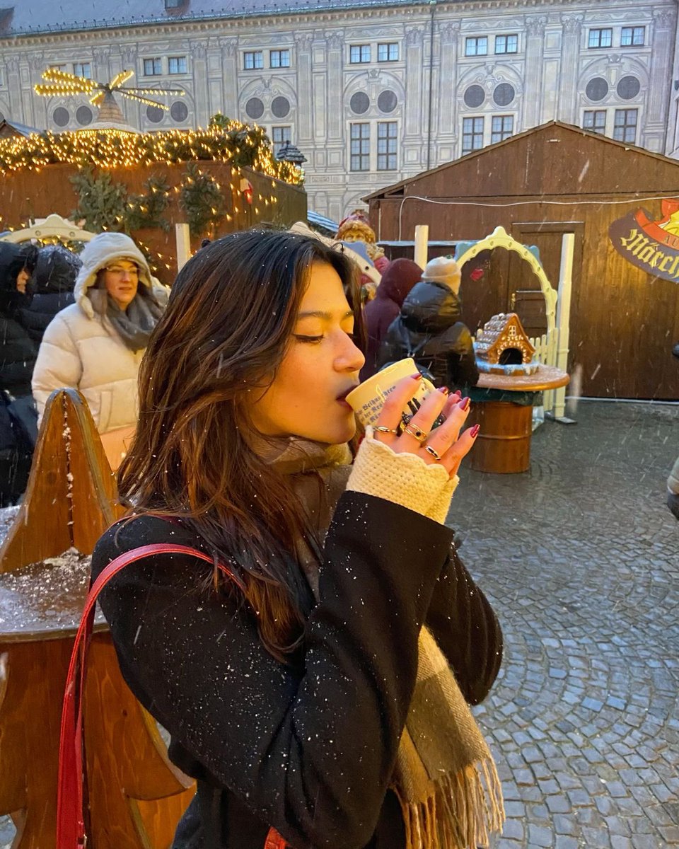 lassybees's tweet photo. enjoying christmas market food https://t.co/pI7ejenLt8