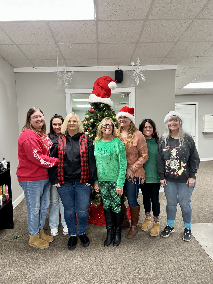 FSTanning's tweet image. Christmas Spirit Week at FS – Christmas Attire Day! TGIF! 🎅☃️

From festive outfits to bright smiles, we brought all the holiday cheer! Also, a very special Happy Birthday to Cacy Wade—celebrating you with extra festiveness today!