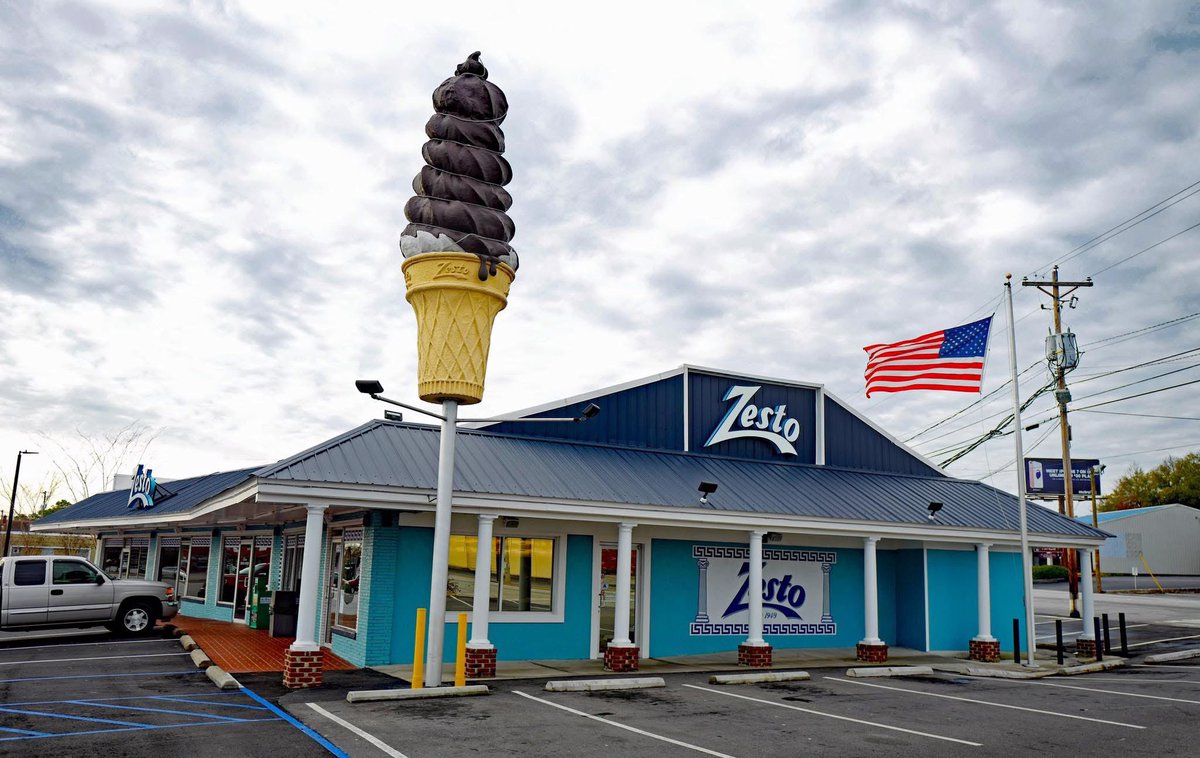ChrisJacksonSC's tweet image. Sending my thoughts and prayers to everyone at Zestos. Gus Manos passed away last night. 

Gus built one of the most iconic and best fried chicken spots in South Carolina located in Triangle City (West Columbia) under the giant cone in the sky.