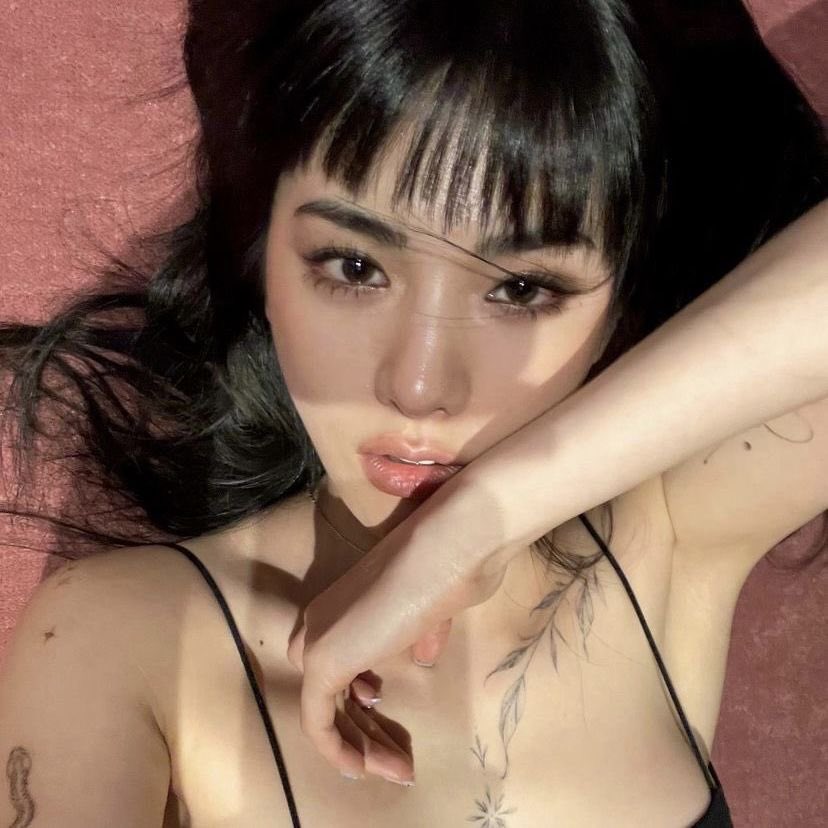 crypticsens's tweet image. hey, raen’s baack. spending the evening watching a pretty sunset while having a little picnic is so relaxing. i should do this more often. 🌸