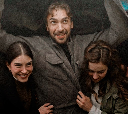 ana kız adil'in ceketinden / hırkasından tutunmaları... esme'nin eleni'ye aktardığı dna kodunun güzelliği hakkında sabaha kadar konuşabilirim evet, teşekkürler. ✨️ #taşacakbudeniz