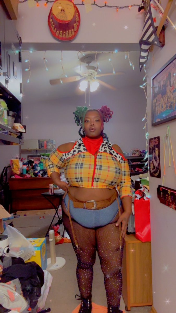 Fluffy_Girl45's tweet photo. Ima cowgirl and I like to ride #bbwlover #RodeoReady #shibari #WoodyFromToyStory #Baddie #StallionRider https://t.co/nvBbxHZIQV