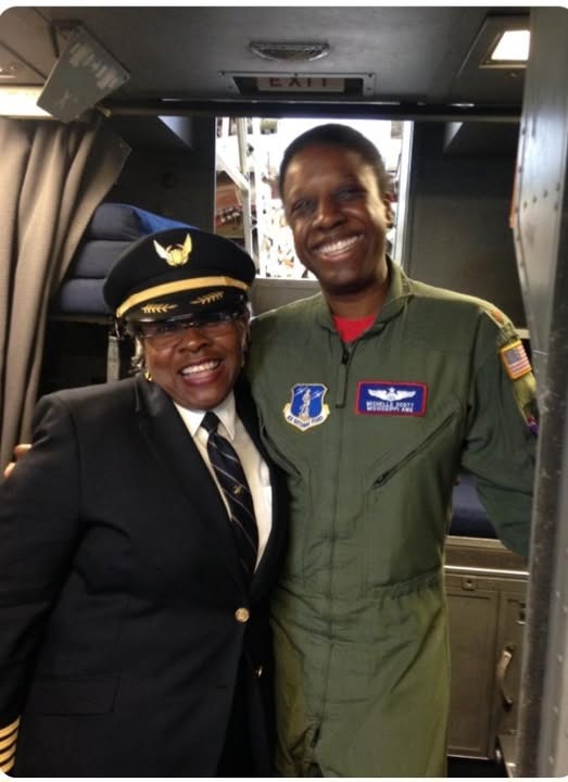 MiguelABernalV's tweet photo. A la izquierda  está Theresa Clairbone la primera mujer negra en ser piloto del Air Force en USA y a la derecha está la segunda mujer negra en ser Piloto del Air Force en USA ella es Michelle R. Scott, colonense, egresada con honores del Colegio Abel Bravo con destacada habilidad en el piano.