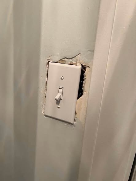 Corona_Realty's tweet image. Showed up to list a house and the “finished” work was rough.
Had 10 minutes before my team arrived, so I fixed the wet mud myself.
Don’t accept excuses.
Hire people who have the skill to back it up.
#meticulousconstruction #attentiontodetail #homerehab