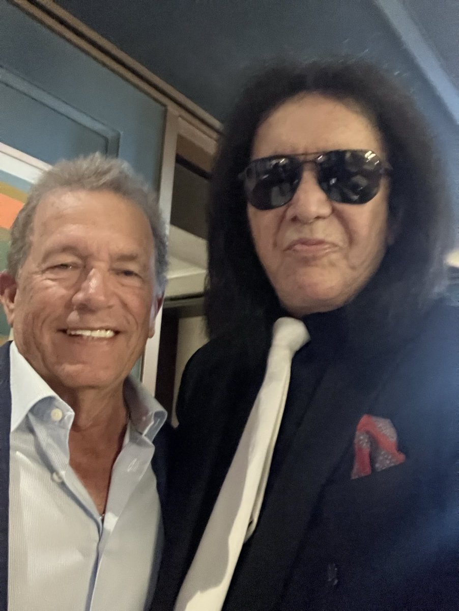 genesimmons's tweet image. The great George Strait and yours truly at the Kennedy Center Honors event.