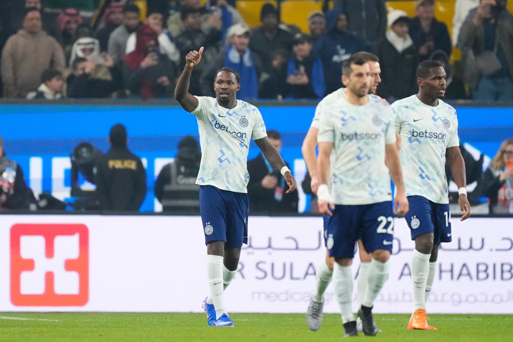 بولونيا يحقق المفاجأة ويتأهل إلى نهائي كأس السوبر الإيطالي بعد الفوز على إنتر ميلان بركلات الترجيح. - المباراة انتهت 1-1 في أشواطها الأساسية وفاز بولونيا بركلات الترجيح 