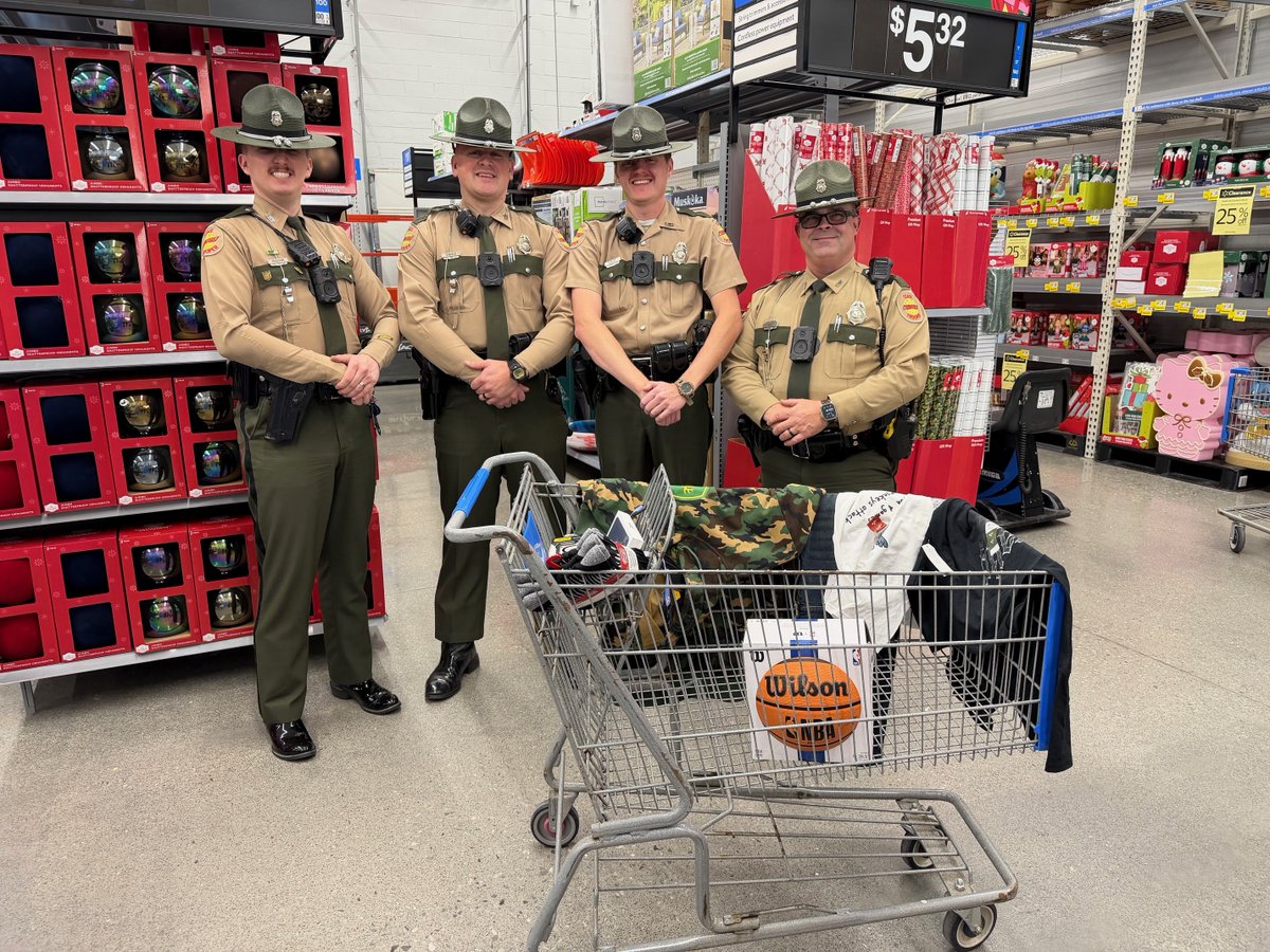 THPFallBranch's tweet photo. 🎄 Troopers assisted with the Grainger County Shop-With-A-Cop event today! The event was held at the Jefferson City Walmart and there were a TON of smiles to go around! 🙂 We thank our local partners for allowing us to assist with such meaningful events 🎅 https://t.co/rbGT6IVo2d
