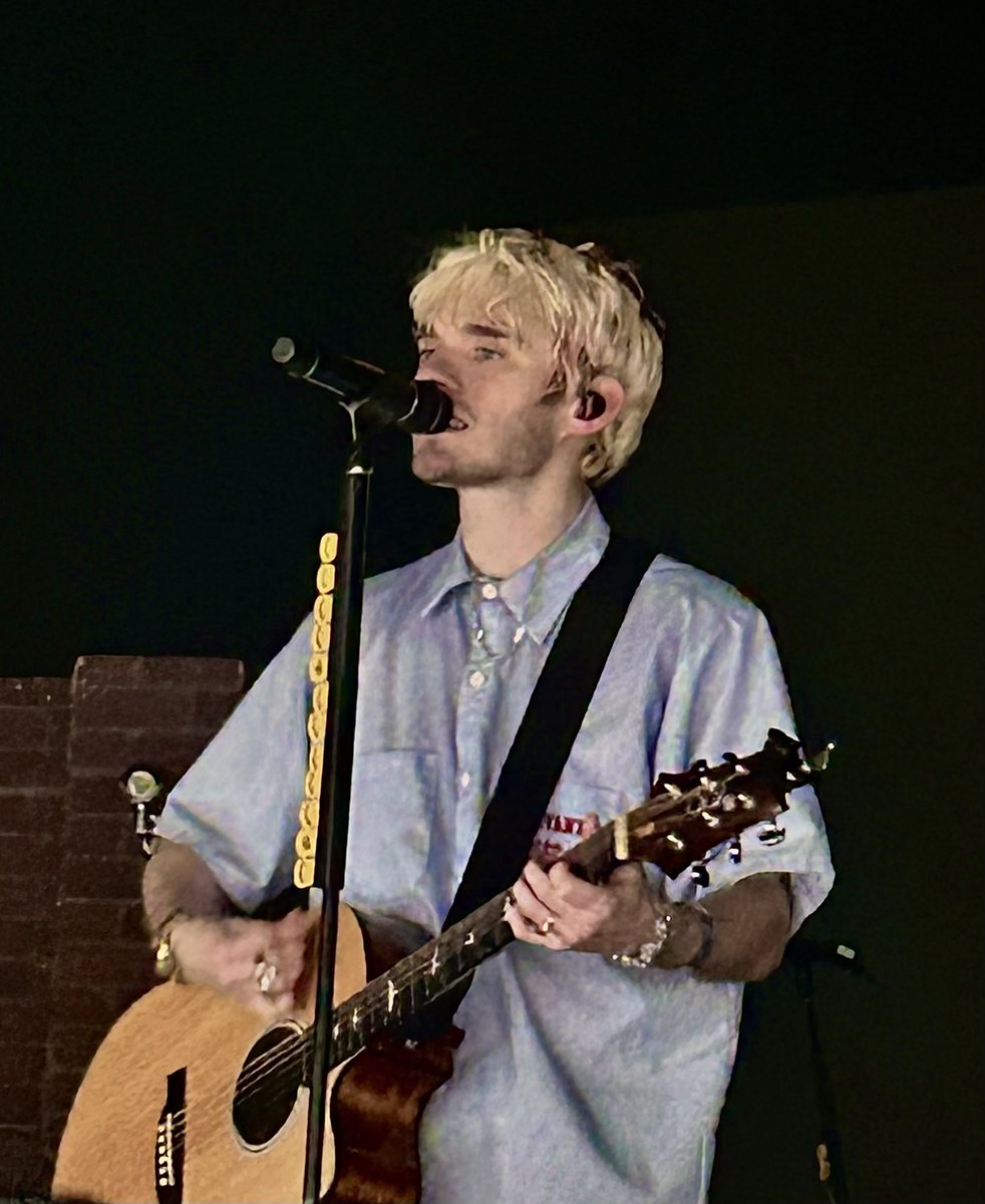 notwarriorsdean's tweet photo. just a lil guy and his guitar against the world https://t.co/a6o1xSMuD0