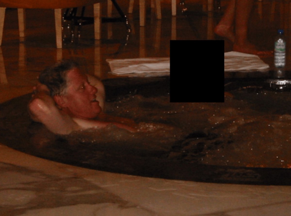CerfiaFR's tweet image. 🚨🇺🇸 FLASH | Le gouvernement américain dévoile de nouvelles images des fichiers Epstein, dont une de Bill Clinton dans un jacuzzi.