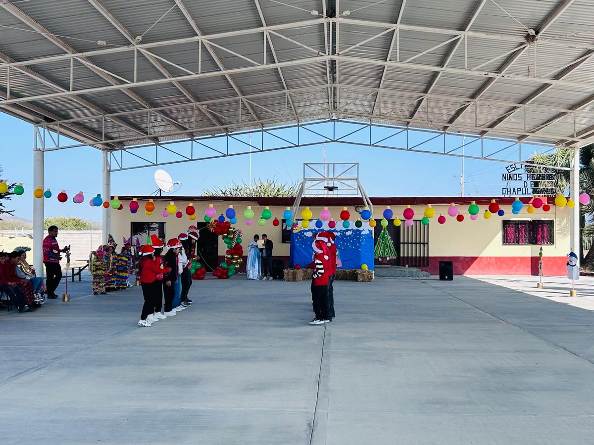 En nuestra Escuela Primaria Niños Héroes de Chapultepec , niños y niñas festejaron su posada junto con los docentes municipales. 👧🏫🧒
Acudieron vestidos para la ocasión, dando por concluido este periodo escolar. 
#SanLuisAmable  🩷
#SLPesCreativa #JuntosPorLaSustentabilidad