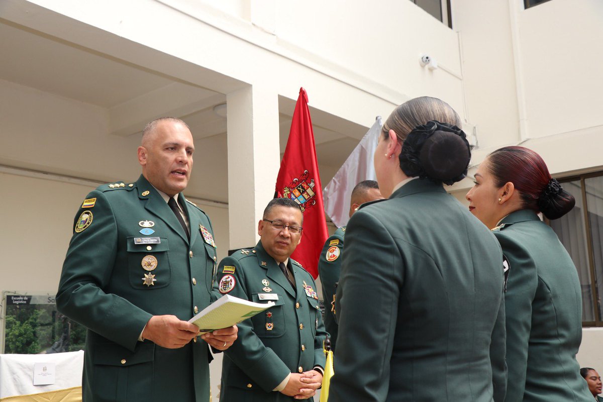 Con orgullo se presentó hoy El Manual de Campaña de Sanidad que  establece la doctrina del sistema de sanidad del Ejército Nacional. Esta obra tuvo la participación como coautor al Señor Mayor General Carlos Alberto Rincón, Director del HOMIL, junto a tres oficiales más del HOMIL