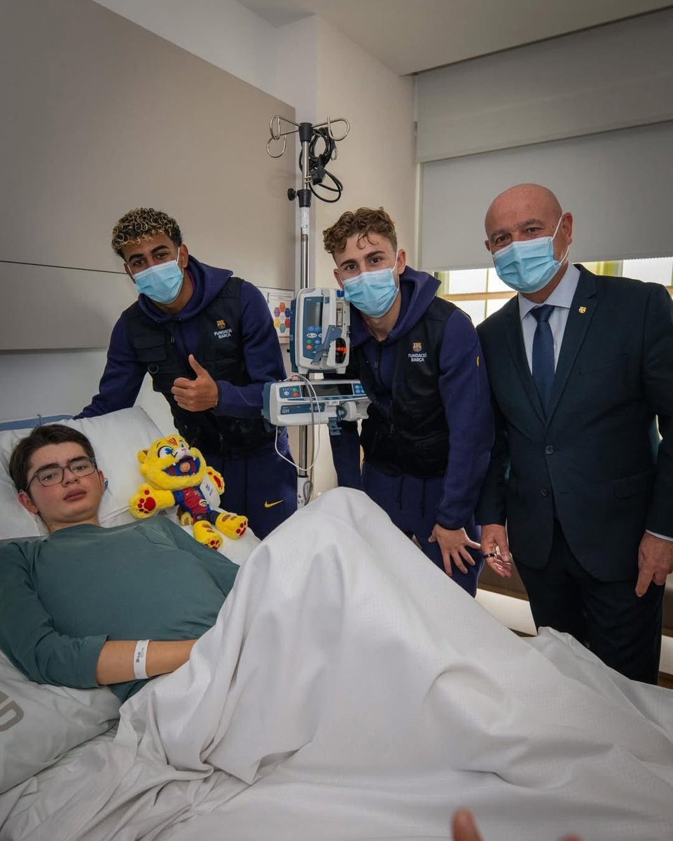 Avui, amb els jugadors del primer equip hem visitat hospitals infantils de Barcelona amb el programa Polseres Blaugranes de la Fundació FC Barcelona, portant il·lusió i esperança als infants que més ho necessiten. 💙❤️