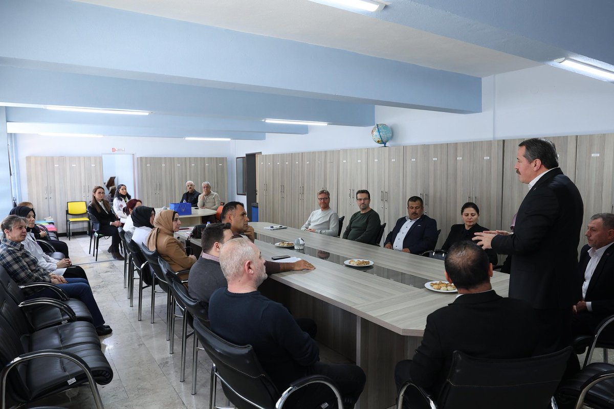 EgitimBirSen's tweet photo. Genel Başkanımız, Burdur 15 Temmuz Şehitler Anadolu Lisesi’nde okul yöneticileri ve eğitim çalışanlarıyla bir araya geldi.

Misafirperverlikleri için okul yönetimine, öğretmenlerimize ve okulumuzun tüm çalışanlarına teşekkür ederiz. https://t.co/hZH5oeZyyi