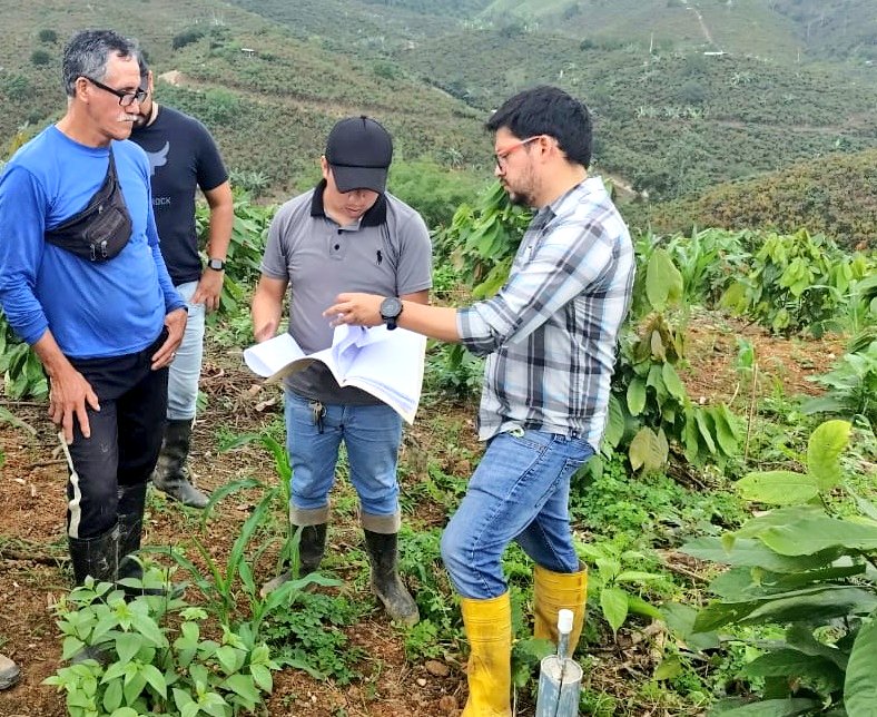 Agricultura_CZ7's tweet photo. #ElOro | Junto al Subsecretario del PRITEP, visitamos al subproyecto de riego para la junta Miguel Salazar, donde realizamos un recorrido técnico en el área de influencia de esta importante  obra el mismo que beneficiará a 19 pequeños productores de cacao del cantón #SantaRosa https://t.co/QvXnYWM0wy