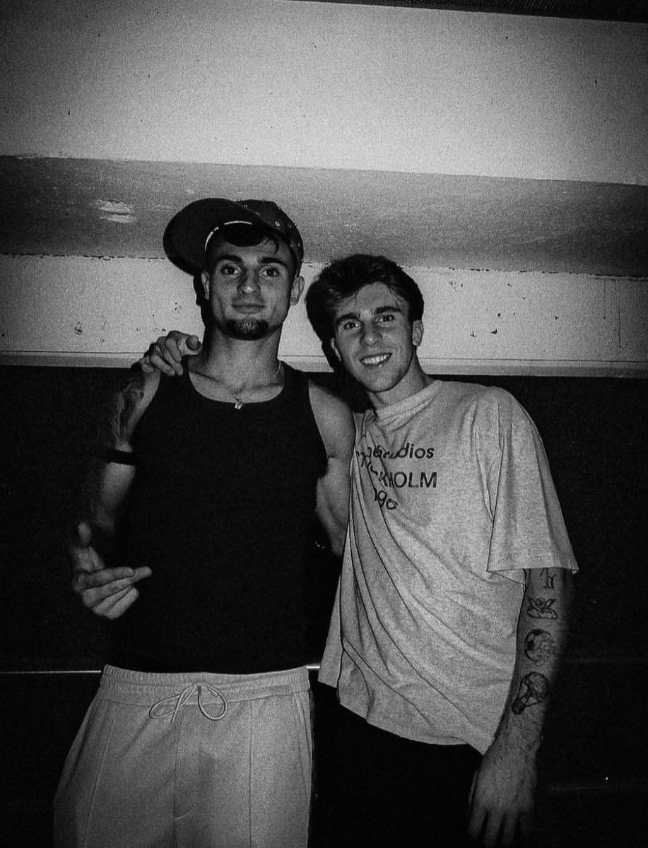 Sabes que la canción va a ser el hit del verano cuando los artistas posan así: