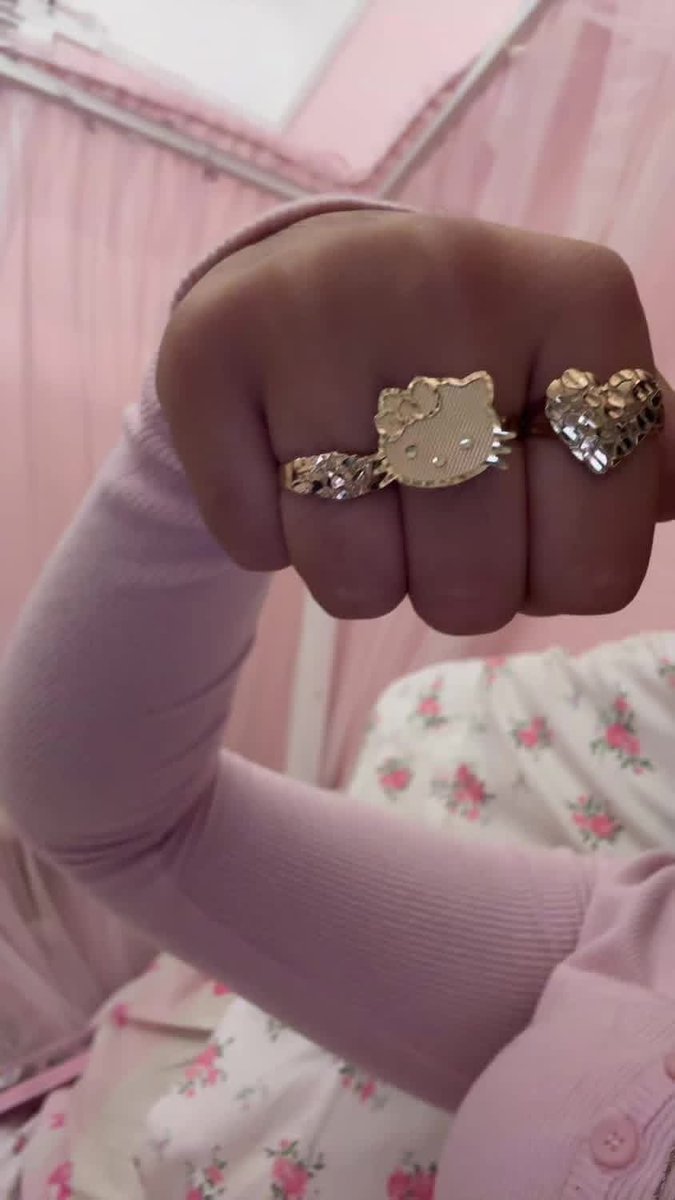 layxsnv's tweet image. I love gold jewelry especially ringggggs 😍😍😍😍😍