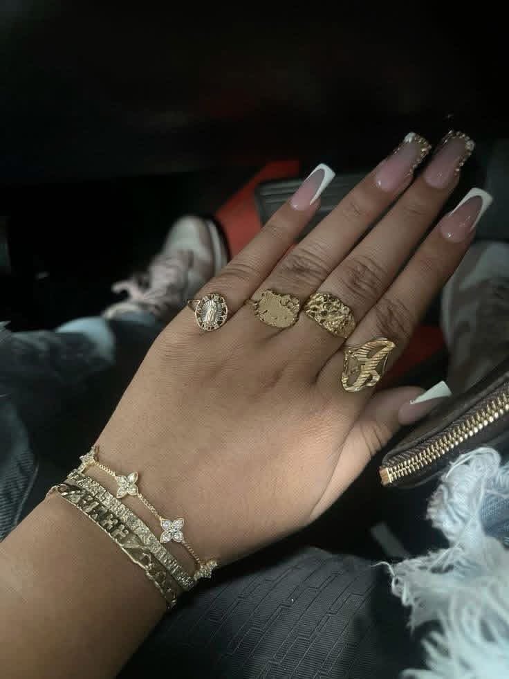 layxsnv's tweet image. I love gold jewelry especially ringggggs 😍😍😍😍😍