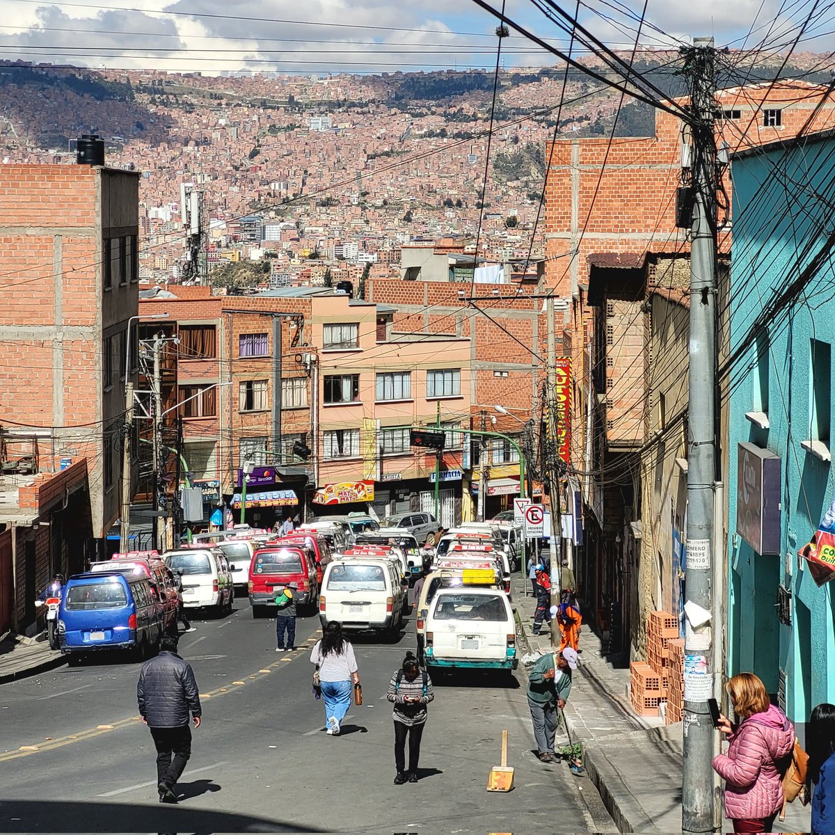 #LaPaz
Los choferes sindicalizados bloquean las principales calles de la ciudad en rechazo al alza del precio del combustible. Realizan un paro de 24 horas. 
La gente está obligada a caminar largas distancias.