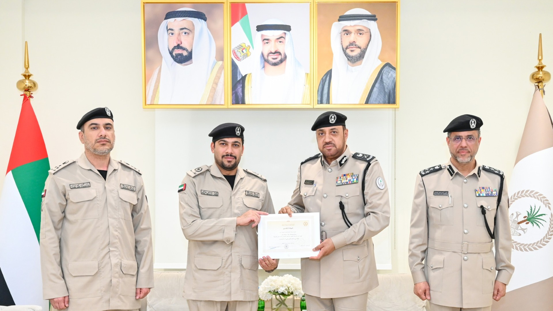 اللواء عبدالله مبارك يكرّم موظفين من #إدارة_الأدلة_والمختبرات_الجنائية 