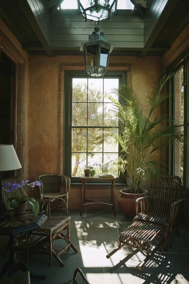 Set within the historic walls of Aldourie Castle, this WC has a calm, grounded presence. The Lowther Vanity in Arabescato marble sits against deep green walls, its veining adding quiet depth. Polished brass taps bring warmth and light to a restrained, tactile scheme.