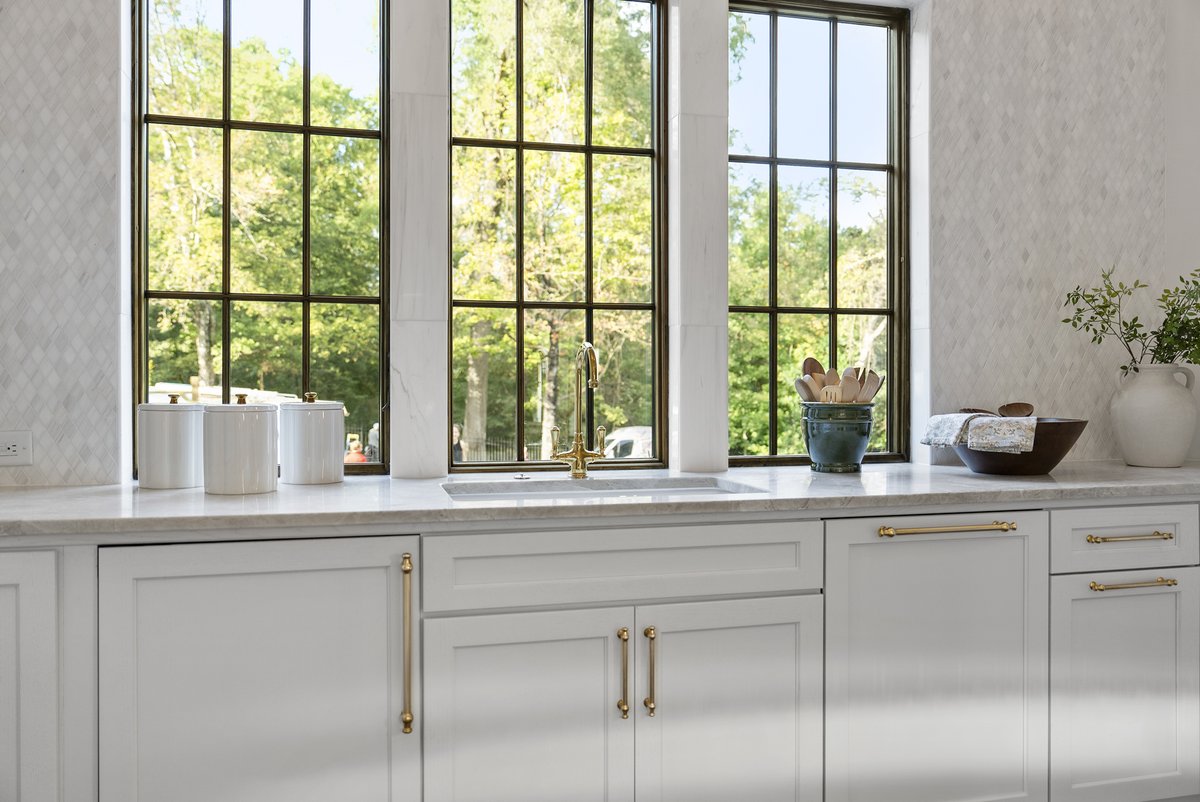 This kitchen was so awesome! The tile work on the entire wall alone!! #luxury #flyboync  #KitchenDesign #TileWork #ModernKitchen #HomeInspiration #InteriorDetails #KitchenGoals #WhiteKitchen #HomeDecor #KitchenInspo #LuxuryLiving