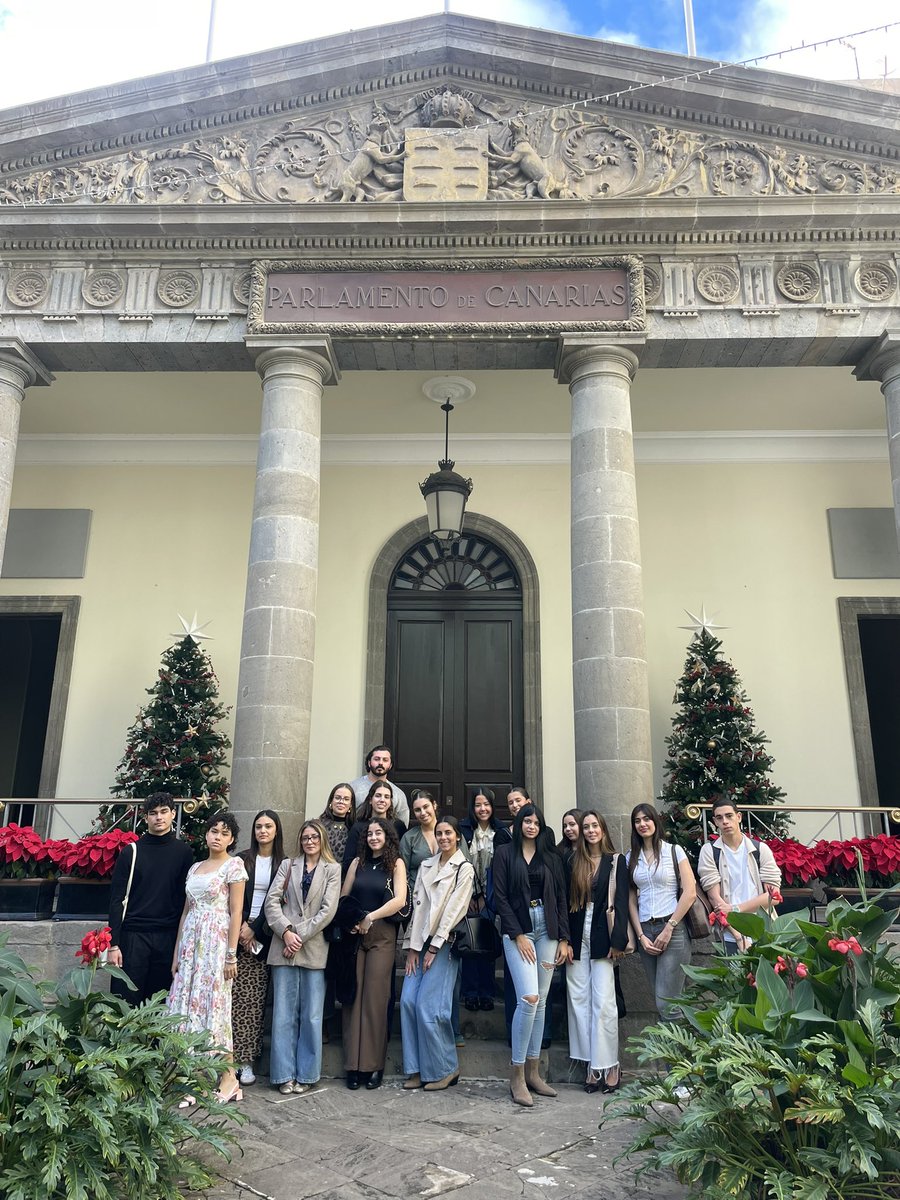 🏛️ Estudiantes de la Facultad de Derecho de la <a href="/ULL/">Universidad de La Laguna</a> visitan el <a href="/parcan/">Parlamento Canarias</a>.

Se trata de una actividad práctica organizada por el área de Derecho Constitucional, para que el estudiantado conozca el funcionamiento de la asamblea legislativa que representa al pueblo canario.