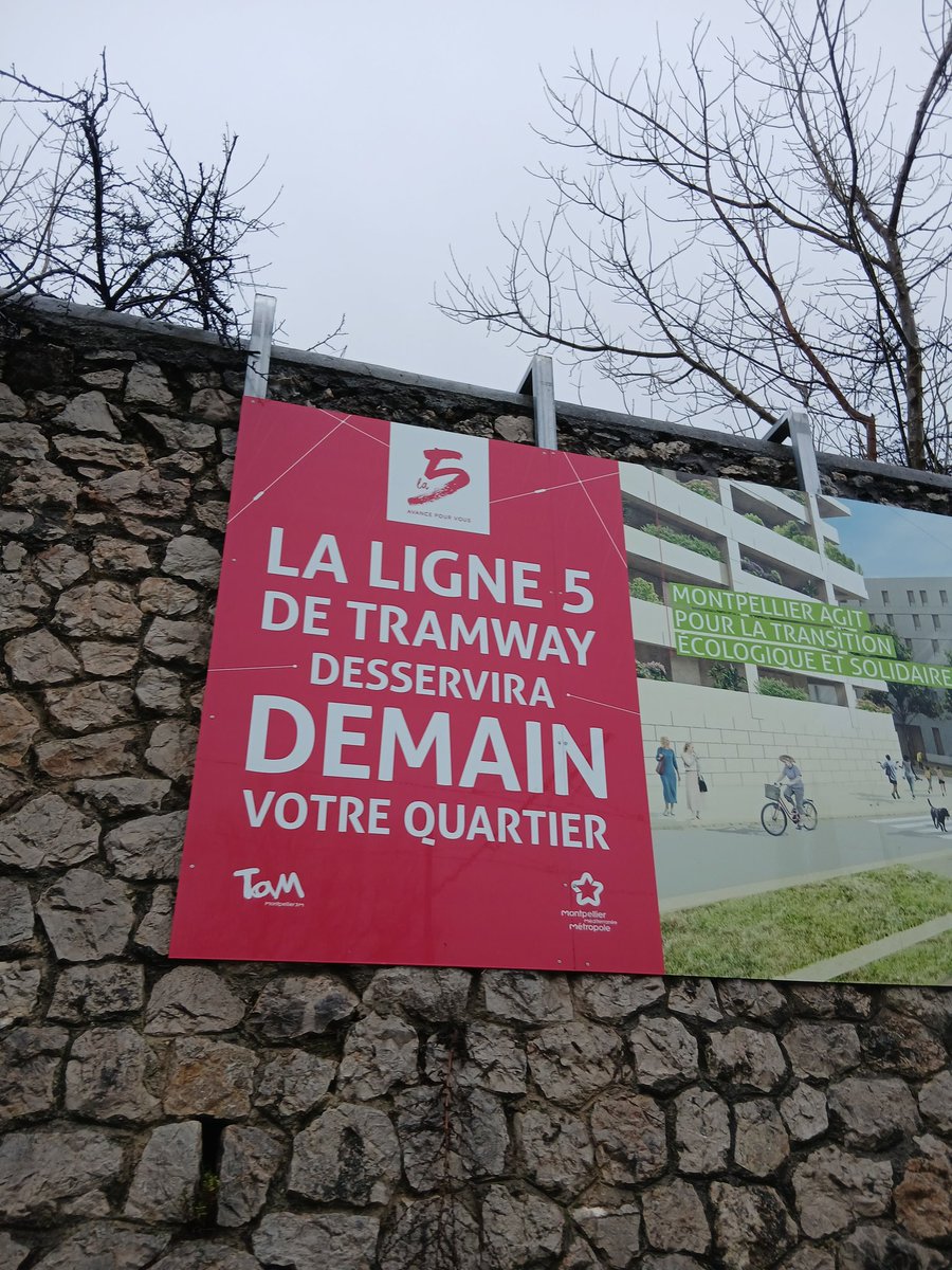 C'est un panneau anecdotique apposé en 2020 sur un mur de la rue des Chasseurs à #Montpellier... mais aujourd'hui, il n'a jamais été aussi vrai que les 5 années précédentes ! 😍🎉

Rendez-vous ce samedi pour la mise en service de la 5e ligne de tramway <a href="/TaMVoyages/">tamvoyages</a> ! 💚🍃