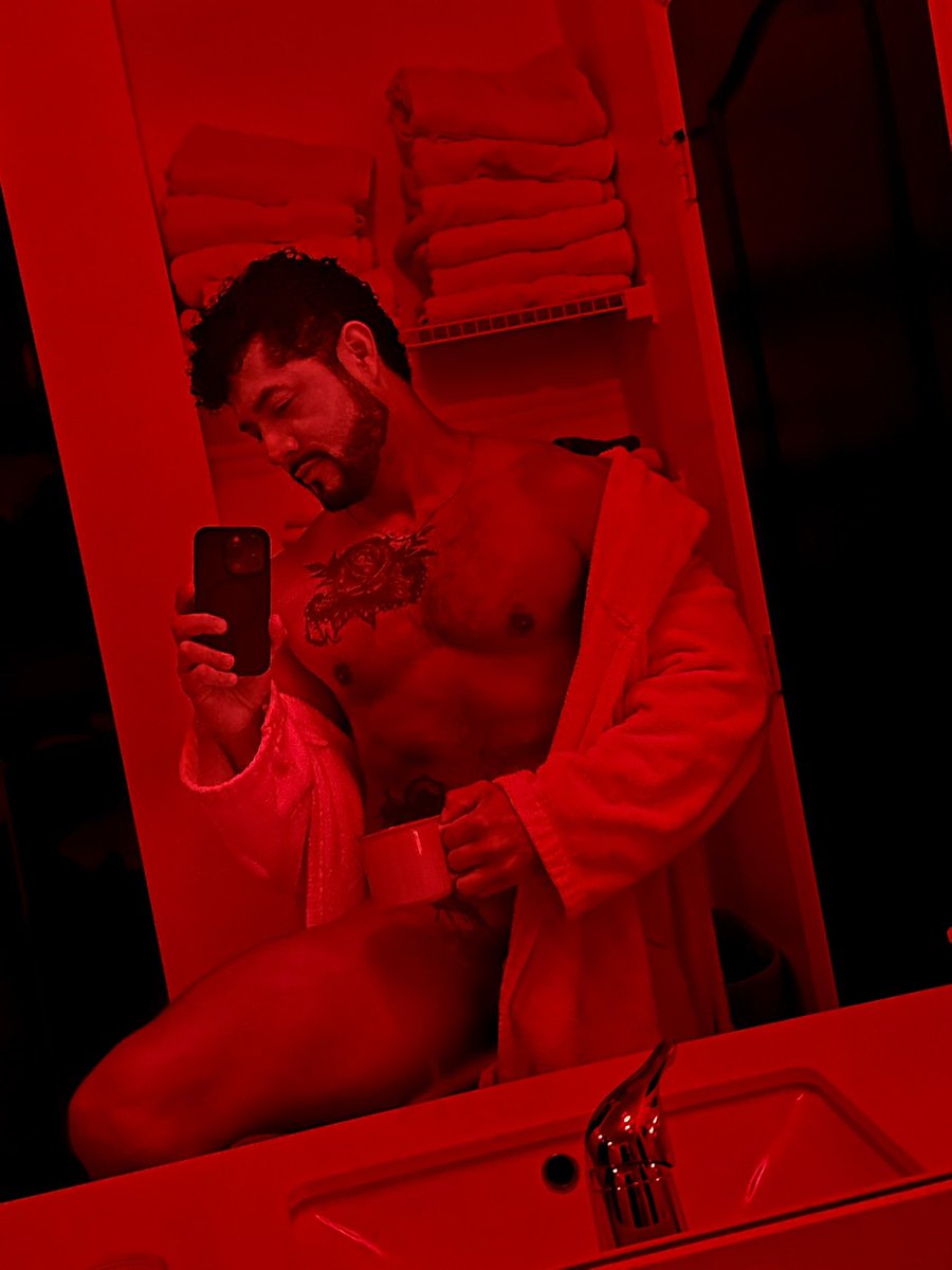 Stud_QD's tweet photo. Something about the red light… 😏 https://t.co/AkOZBvTk1I