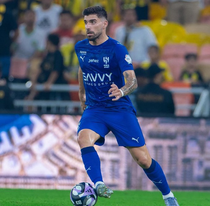 تقارير | روبن نيفيز يرفض تجديد عقده مع الهلال ويرغب في العودة إلى أوروبا. - نادي مانشستر يونايتد الإنجليزي أحد أبرز المهتمين بضمه 