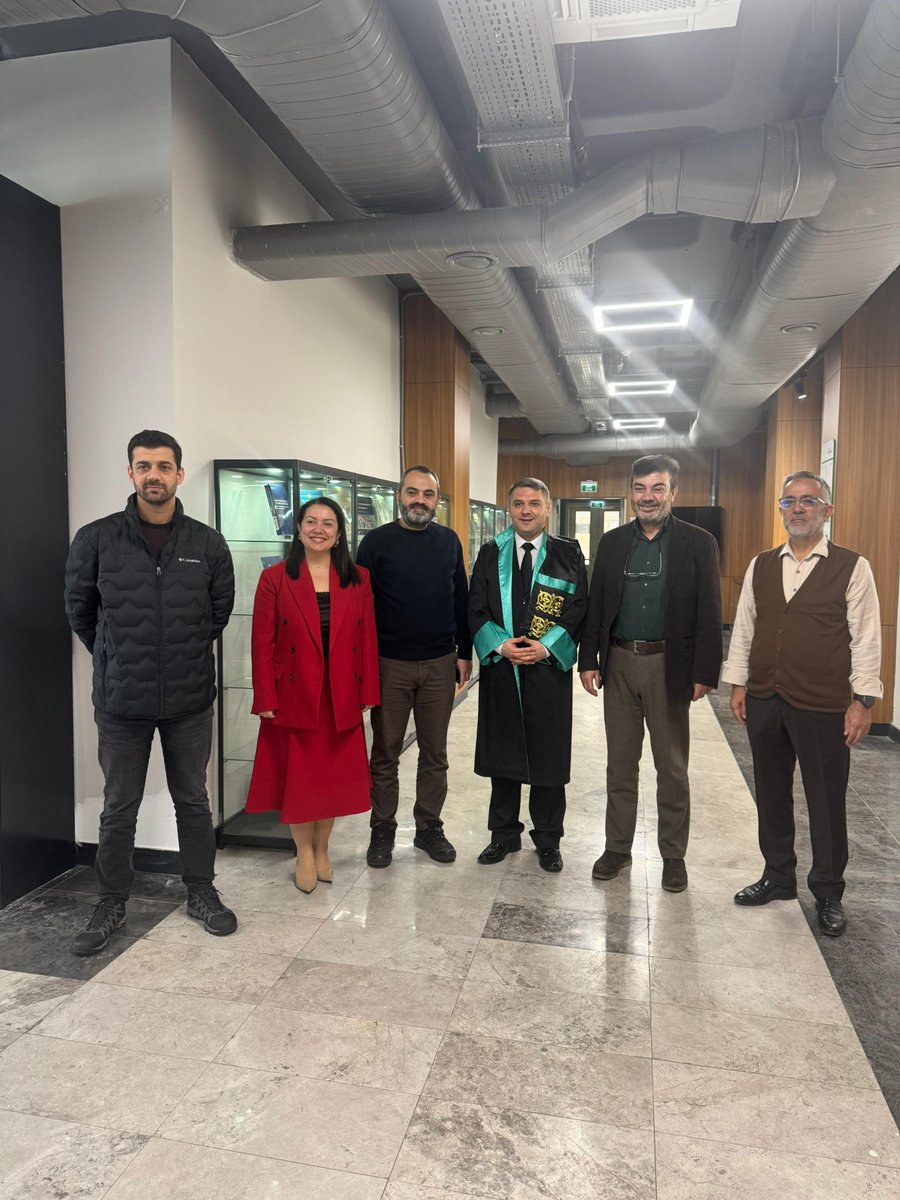 DMelanlioglu's tweet image. Bugün ilk doktora öğrencimi mezun etmenin mutluluğuna, iki öğrencimin doktora yeterlik başarısı eklendi. Elbette Murat'ın doktora tezini bitirmesi de mutluluğumuzu perçinledi. Kıymetli vakitlerini ayıran jüri üyesi hocalarımıza sonsuz  teşekkürlerimi sunuyorum.