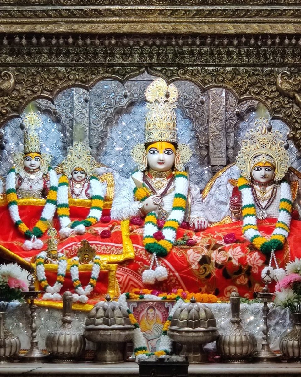 #रामलाल_प्रभू का आज #19दिसंबर2025 का #दिव्य_श्रंगार_दर्शन 😔🙏🏻
पूछेउ तब सिवँ कहेउ बखानी। पिता जग्य सुनि कछु हरषानी॥
जौं महेसु मोहि आयसु देहीं। कछु दिन जाइ रहौं मिस एहीं॥

#divyasringardarshan #aajkasringardarshan #shriramlala #shriramcharitmanas #balkand #19december2025 #friday