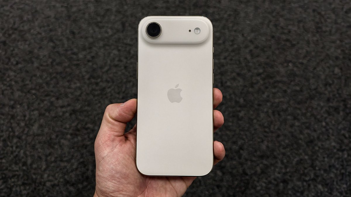 Porzuc_'s tweet photo. #iPhone #iPhoneAir
Po kilku dniach używania stwierdzam, że tak jak w przypadku #Samsumg #SamsungEdge nagonka jaką stworzyli tech ytberzy jeśli chodzi o czas pracy na baterii jest mocno przesadzona. Jasne, nie jest to poziom iPhone 17 Pro ale mimo wszystko to nadal dobra bateria. Przy intensywnym używaniu na 5G od 7:00 do 16:00 zostało mi 48%, więc cały dzień do zrobienia bez stresu.
Swoją drogą jestem pozytywnie zaskoczony — telefon daje świetne wrażenia z użytkowania i ma ten „wow efekt”, jak kiedyś iPhone X.
Co do reszty to jeszcze się nie będę wypowiadał.