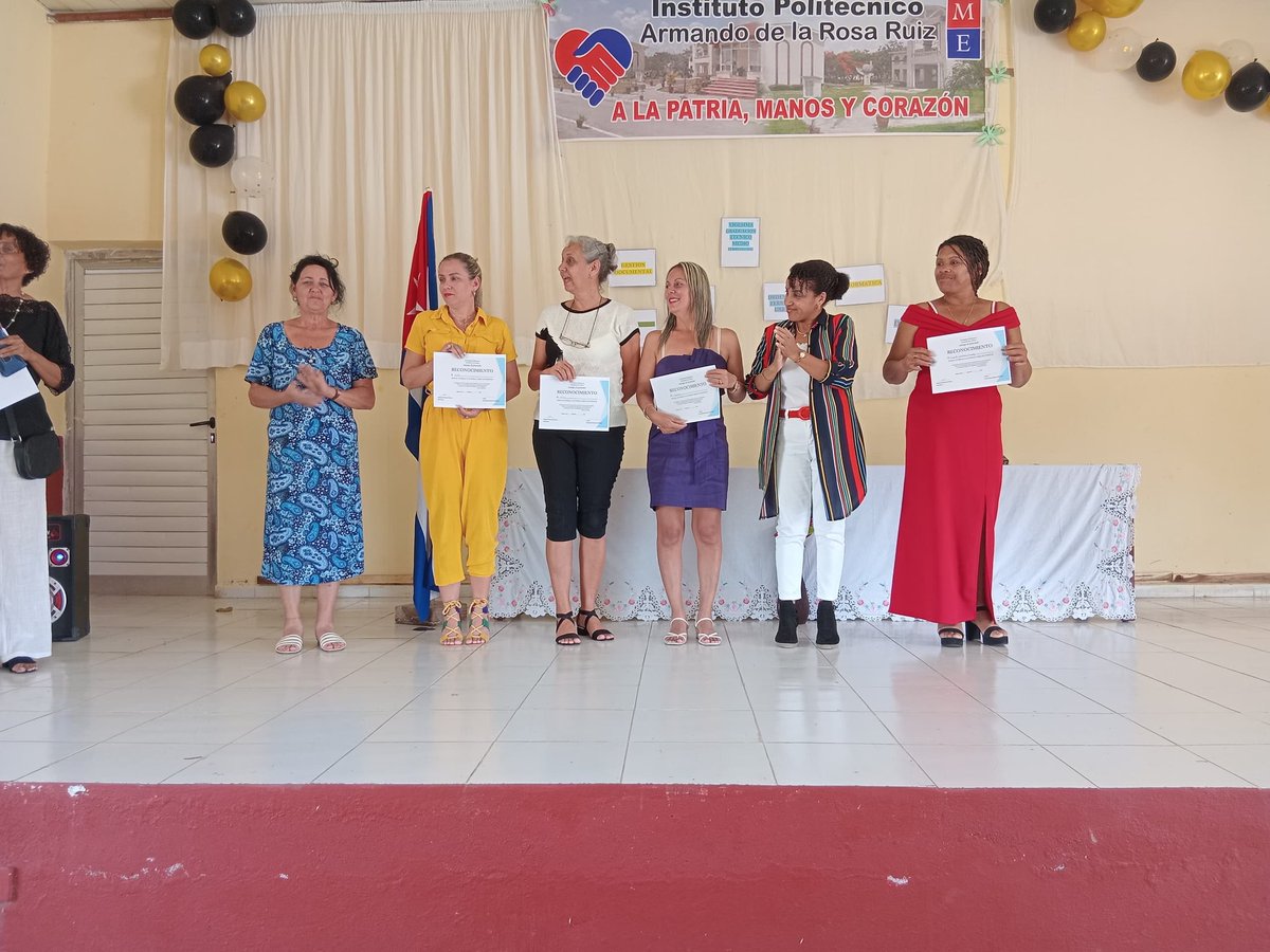 Se gradúan 9 estudiantes del Técnico Medio en Gestión Documental en el Instituto Politécnico Armando de la Rosa en #SanctiSpíritusEnMarcha