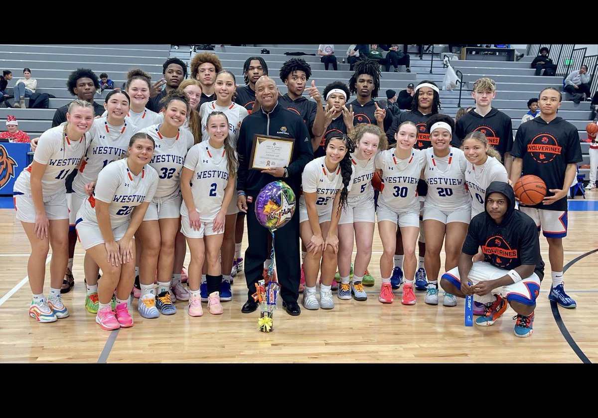 OPS_WestviewBBB's tweet image. Shoutout to the 🐐 Mr. Lee who received the 2025 John Wooden Legacy Award girls coach recipient last night! #CultureWins 🤙