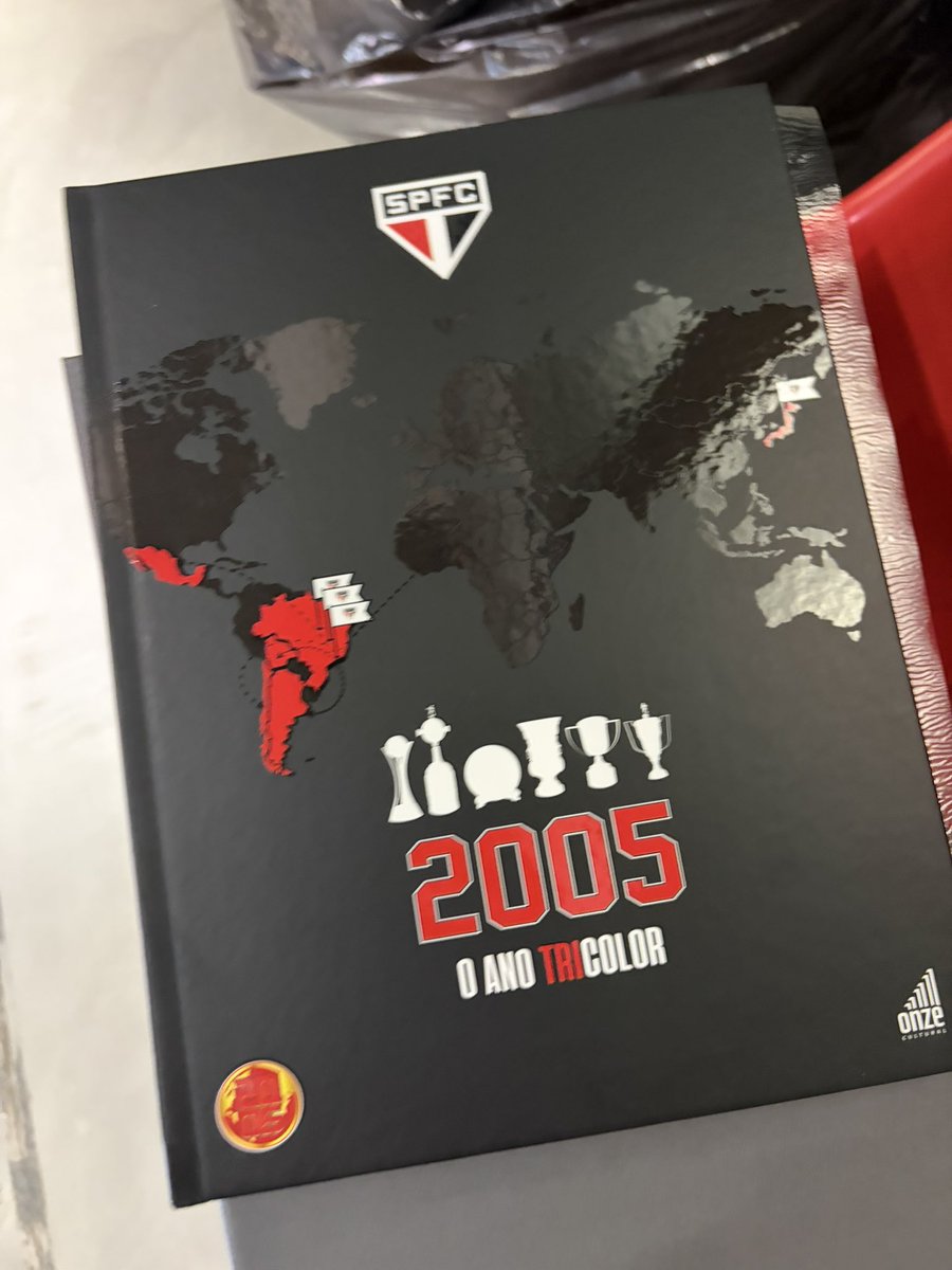 somosaopaulinos's tweet image. O livro sobre o ano de 2005 do São Paulo tem uma foto de Julio Casares na primeira página.

📸 @FabioGBMachado