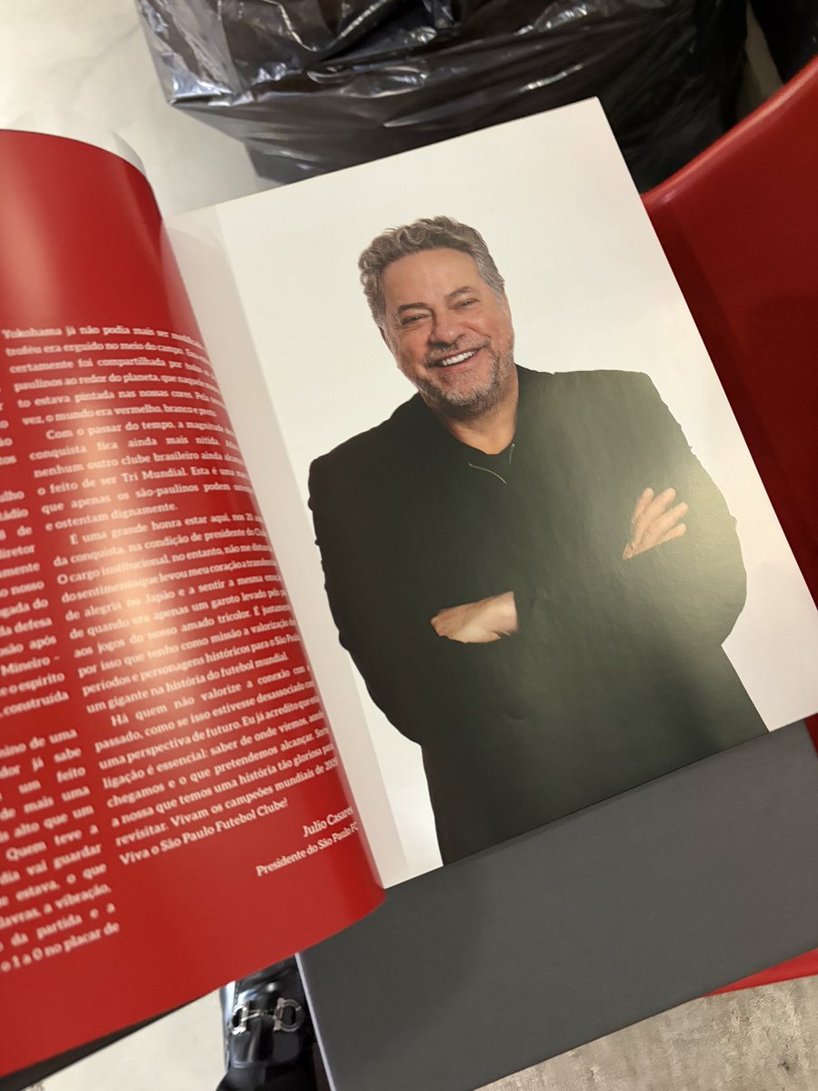 somosaopaulinos's tweet image. O livro sobre o ano de 2005 do São Paulo tem uma foto de Julio Casares na primeira página.

📸 @FabioGBMachado