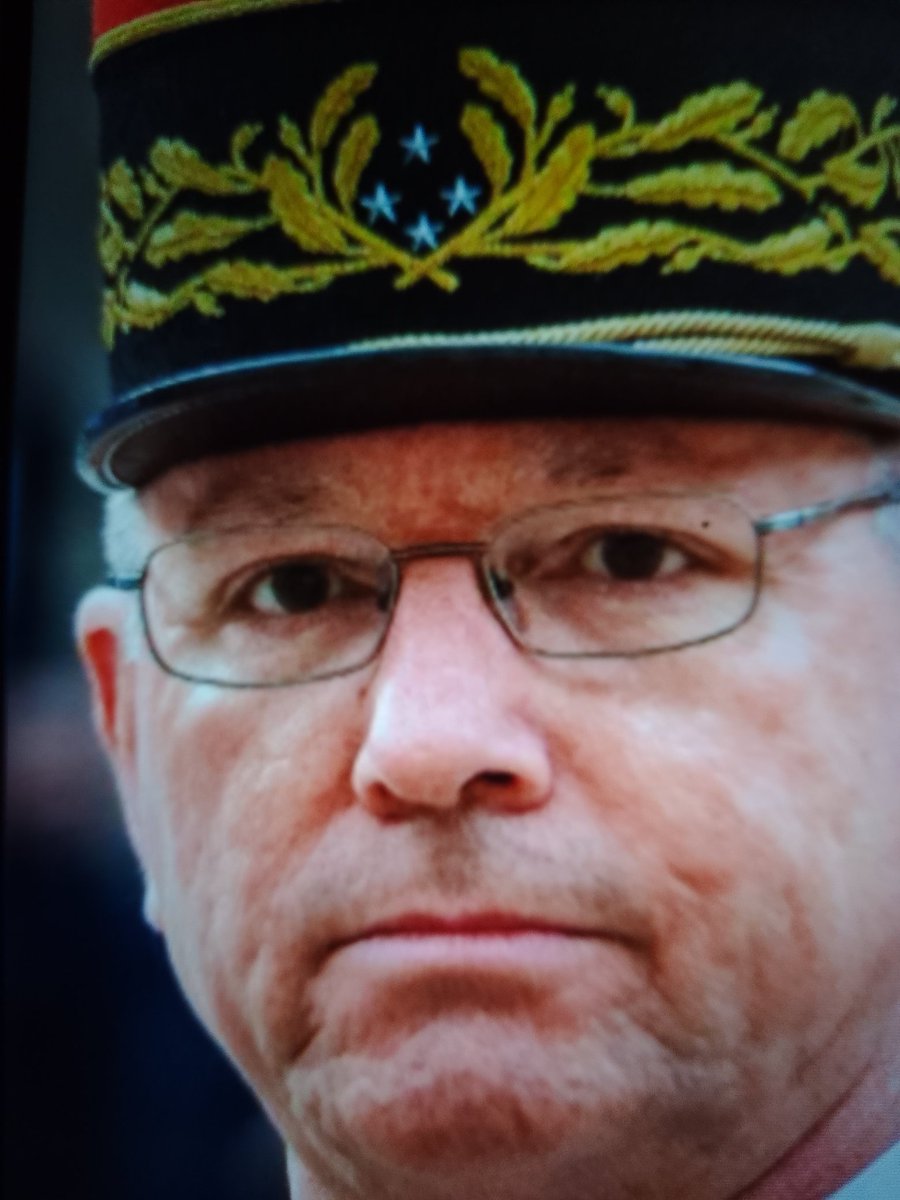 johndaviesclar1's tweet photo. Rencontre de Rochechouart 

"L'affaire des pièces jaunes est une ignominie morale" déclare ce jour le général Brice Houdet 🇫🇷 qui réclame une commission d'enquête parlementaire, pointant le "dilettantisme maladif" de Brigitte Macron 

Il engage en outre E. Macron à "sortir par la porte de Noël plutôt que par la force du printemps"