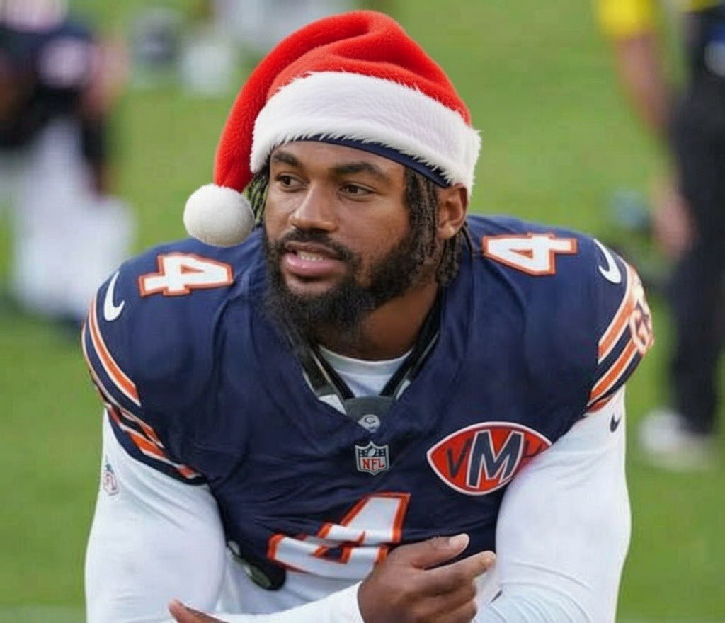 steezpicks's tweet photo. 🎄’TIS THE SEASON🎄

D Swift is about to bless one of yall for Christmas…

HE ONLY NEEDS 65 MORE YARDS

I’ll be giving $200 away to someone who likes and/or RTs this!!! (must be following)💰💰💰

https://t.co/WutnvsIKBh https://t.co/MFKBIfBVrZ
