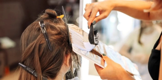 هل تسبب صبغة الشعر السرطان والعقم؟ 