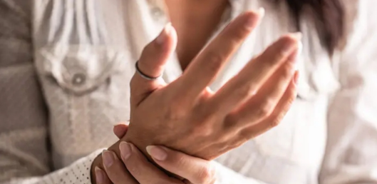 10 مشروبات ضد الألم والالتهاب 