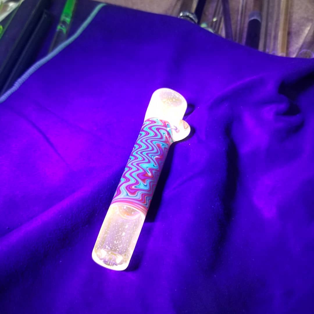 paulbrehm_'s tweet photo. Little #uv #chillum with #northstarglass #illuminat stringers and #halo
#linework #vacstack #wigwag #rewig #uvglass #bat #hitter #taster #1e #opal https://t.co/GDAwfJAE2w