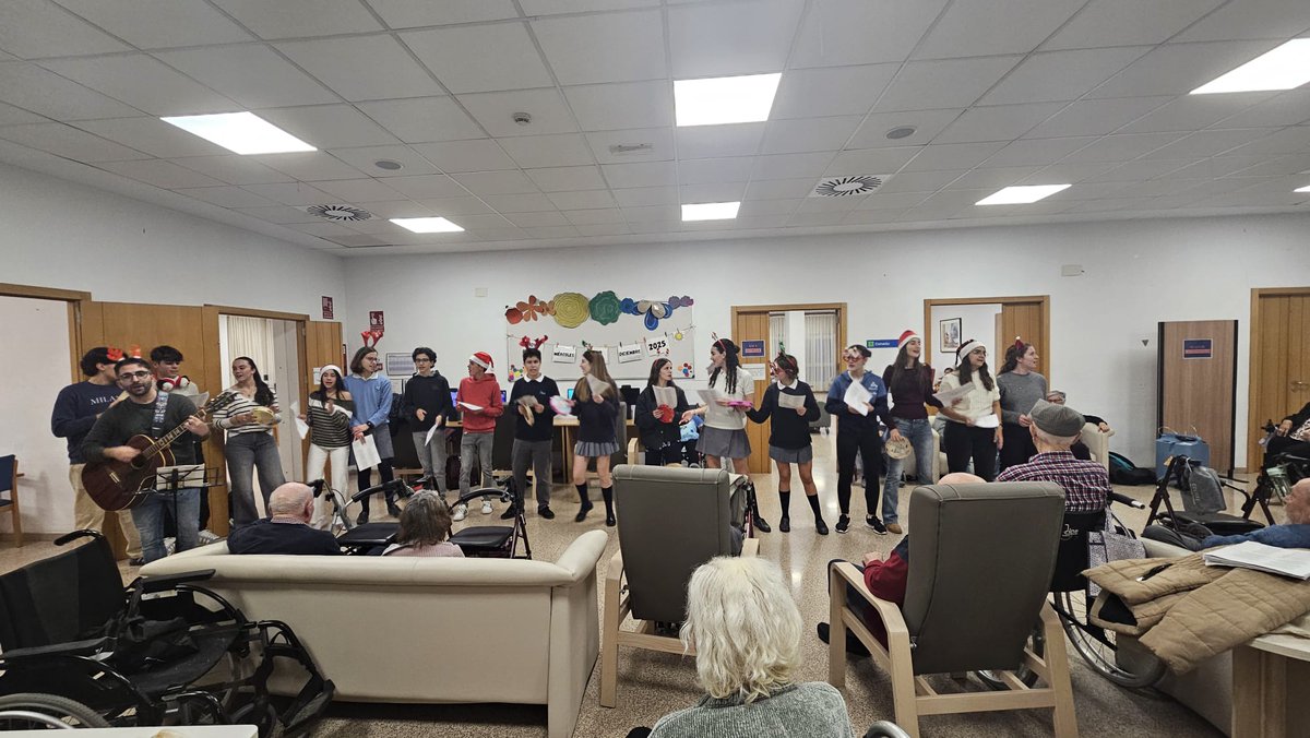 JesuitaAlicante's tweet photo. 🎄💛 La #RedSolidaria de Jóvenes llevó la #Navidad a nuestros mayores.
El alumnado de 3º de ESO visitó Ballesol y Colisée, cantó villancicos 🎶 y repartió postales hechas por ellos mismos 🤗
Un gesto de #solidaridad y encuentro intergeneracional 🤝
#educaciónjesuitas https://t.co/m0BUZ8Fd5h