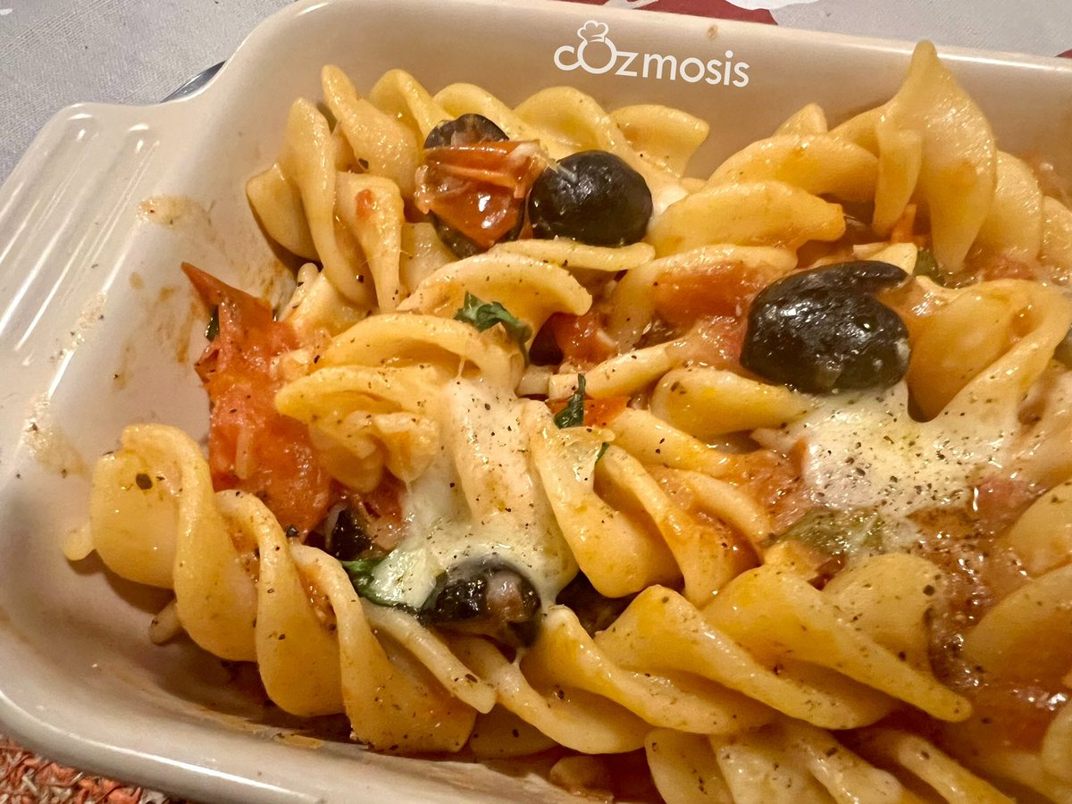 CVlattas's tweet photo. Merry Christmas Mr Grumpy @spigaro
Fussiloni bake with sun-dried tomatoes and Gouda 🎄🎄
.
Spot the trainee chef 🐈!
.
#Pasta #pastaFriday
#pastaFridaySociety
#cookforlove #cook_bots https://t.co/8VELb0koN5